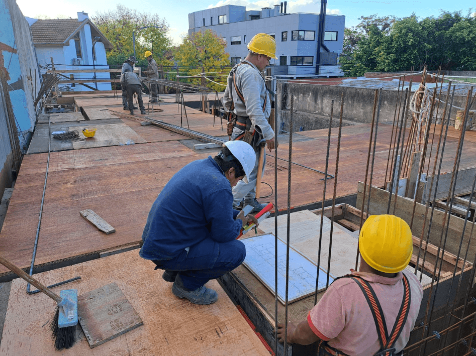 Operarios trabajando en losa